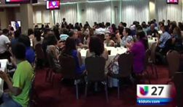 Entregan Becas A Estudiantes