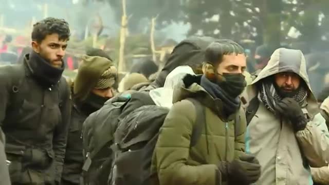 Los migrantes dejan el campamento en Bielorrusia y se asientan más cerca de la frontera polaca