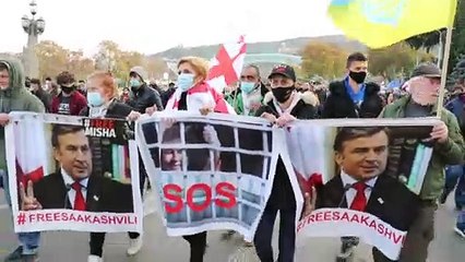 Miles de personas se manifiestan en Tiflis para pedir el traslado de Saakashvili a un hospital