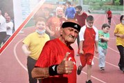 74 yaşındaki maratoncu gençlere taş çıkartıyor