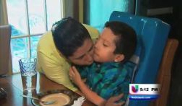 Niño que sufre de una enfermedad que afecta a uno de cada 3 mil pequeños