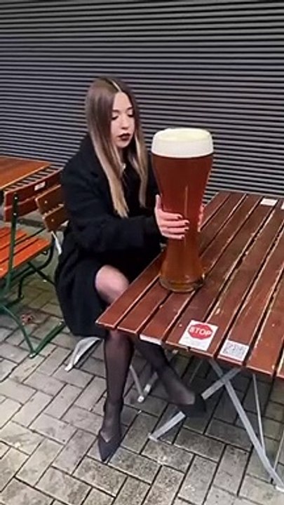 Une fille boit une très grand bière d'un coup !