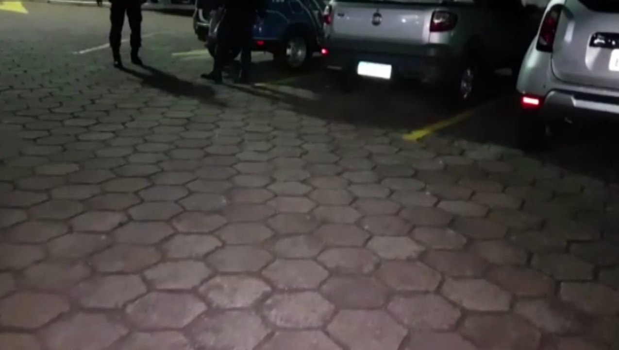 Ao não aceitar fim de relacionamento, homem vai à casa da ex e a agride com garrafa