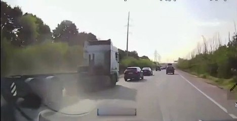 Quand tu t'embrouilles avec un chauffeur de camion vraiment prêt à tout !