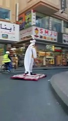 على طريقة علاء الدين.. شاب يطير بالبساط السحري فوق دبي