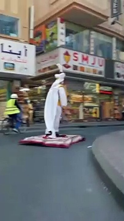 على طريقة علاء الدين.. شاب يطير بالبساط السحري فوق دبي