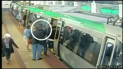 Pasajeros rescatan a hombre atorado en tren