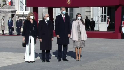 Los Reyes reciben con honores militares al presidente de la República Italiana