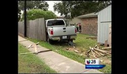 Una joven chocó su camioneta contra una vivienda