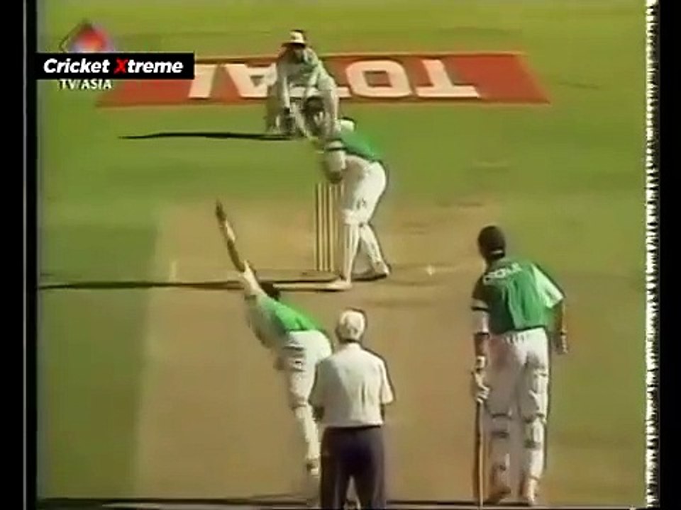 Insane bowling Wickets of Waqar Younis (The Toe Crusher)
