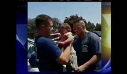 Rescatan a menor de auto cerrado