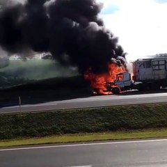 Carreta pega fogo em rodovia de Marilândia do Sul