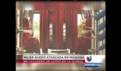 Una mujer quedó atrapada en una lavadero de autos