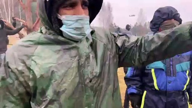 Они нам — газ, мы им — камни : мигранты штурмуют границу Польши