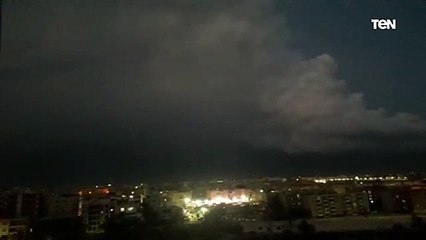 مشهد مرعب يحبس الأنفاس.. البرق يضرب سماء الإسماعلية.. مع تواصل سقوط الأمطار