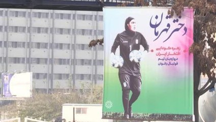 Cinsiyet tartışmalarıyla gündeme oturmuştu! Milli futbolcunun posterleri Tahran meydanlarına asıldı
