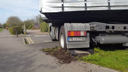 Lorry stuck in Ashford cul de sac