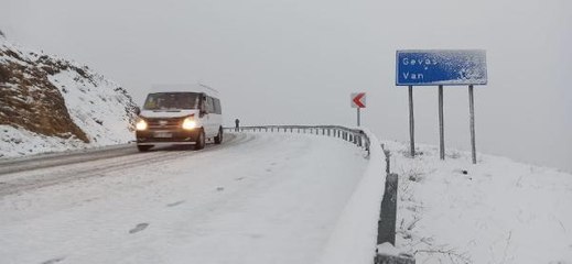 VAN'DA ANİDEN BASTIRAN KAR, SÜRÜCÜLERE ZOR ANLAR YAŞATTI