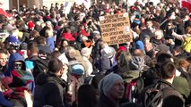 Miles de personas protestan en Viena contra las nuevas medidas para frenar el coronavirus