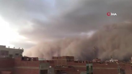 Mısır'ı kum fırtınası vurdu