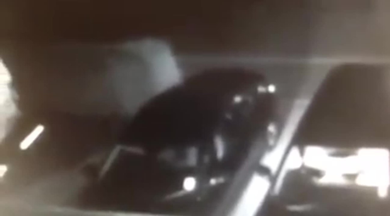 Thieves take items from a car in Iwade
