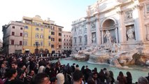 Roma, folla alla fontana di Trevi