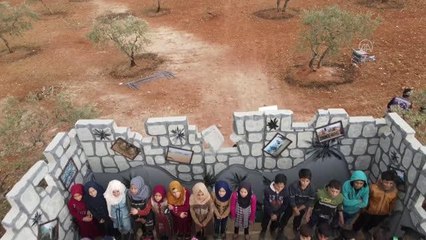 Çocuklar tiyatro gösterisiyle sevindi