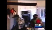 Una cámara de seguridad graba a dos ladrones robando una vivienda