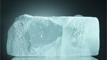 Un bloc de glace venu du ciel transperce le toit de leur maison