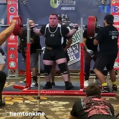 Il vient de soulever en compétition, en squat, 317,5 kg à l'âge de 17 ans : un record mondial