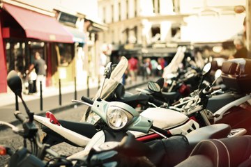 Stationnement payant pour les deux roues, du foot dans votre Volkswagen… le JT Auto