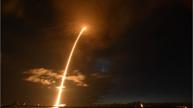 SpaceX : visibles dans le ciel, les satellites d’Elon Musk font halluciner des Bretons