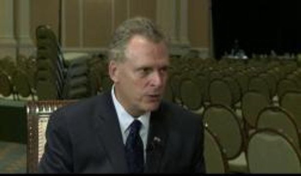 McAuliffe planea despidos y aumentos en el alcohol