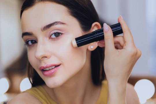 7 Expert Tips on How to Apply Makeup on Dry Skin and Avoid Flakes