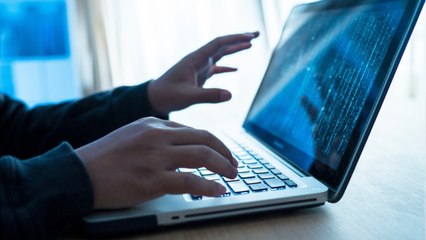 Le pirate qui voulait lui extorquer plus d’un million d’euros vivait sous son toit