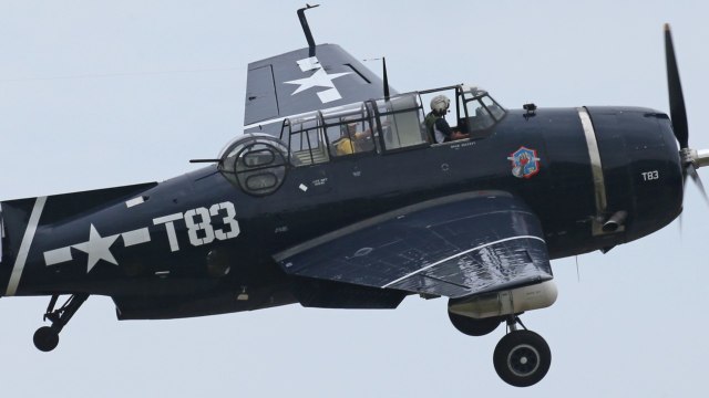 Le spectacle aérien tourne mal : un avion forcé de se poser sur une plage bondée en Floride