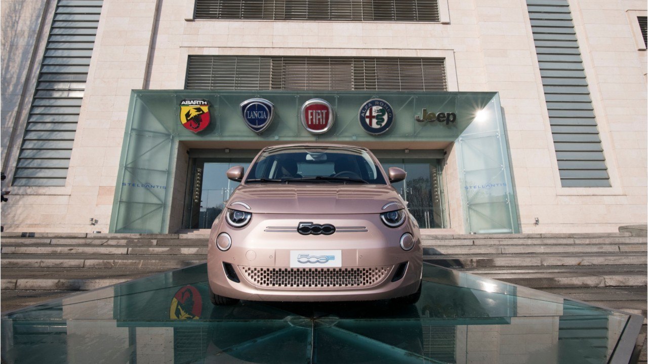 Voiture électrique : Stellantis (PSA-FCA) prome...
