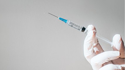 Un couple de millionnaires canadiens se procure des vaccins à destination d'une communauté
