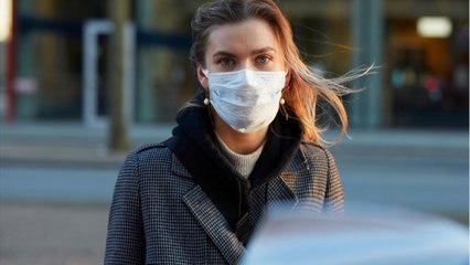 Une femme sans masque prise à partie par des clients dans un supermarché