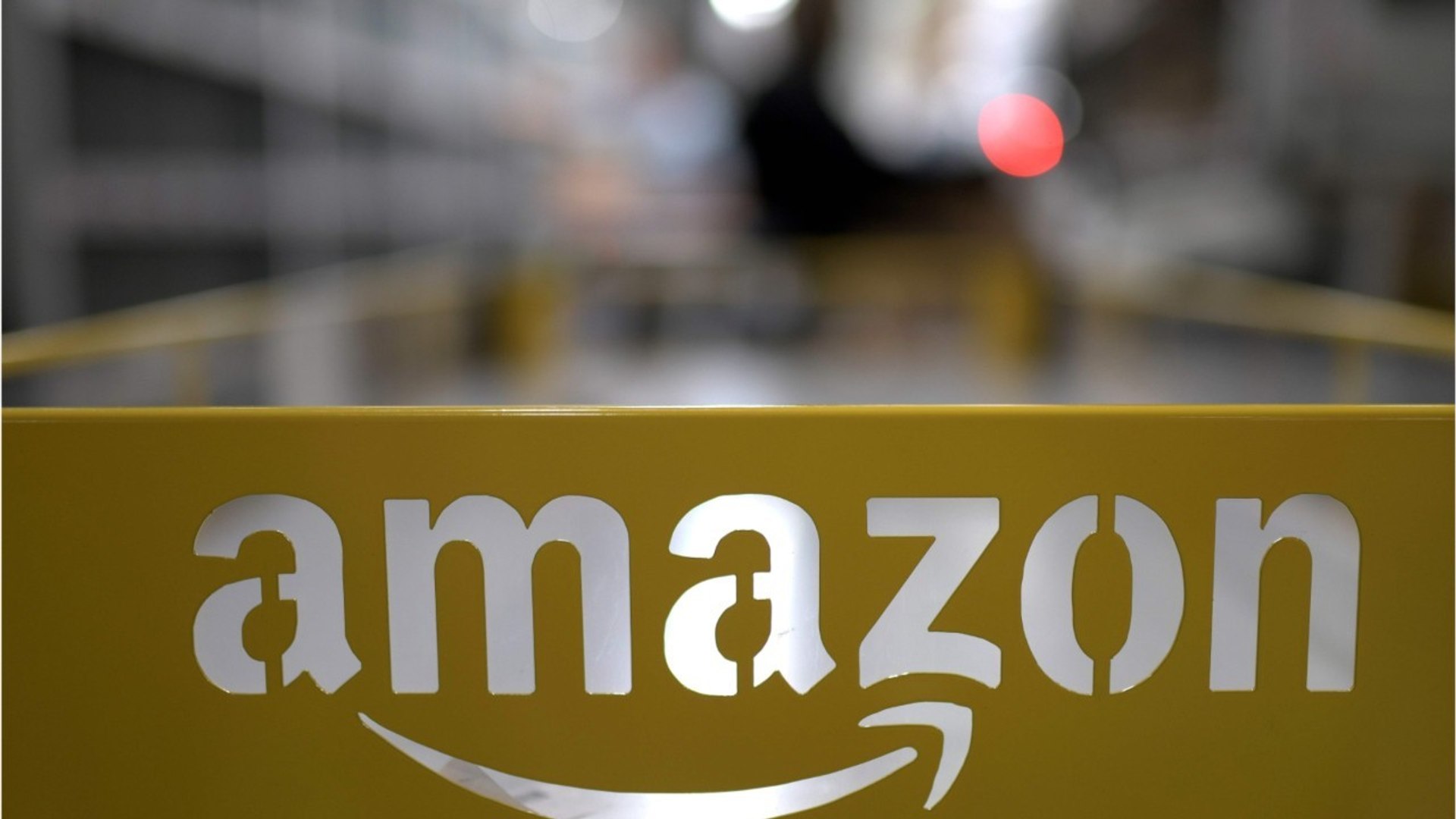 L'incroyable butin de cinq employés d'Amazon arrêtés en flagrant délit -  Vidéo Dailymotion