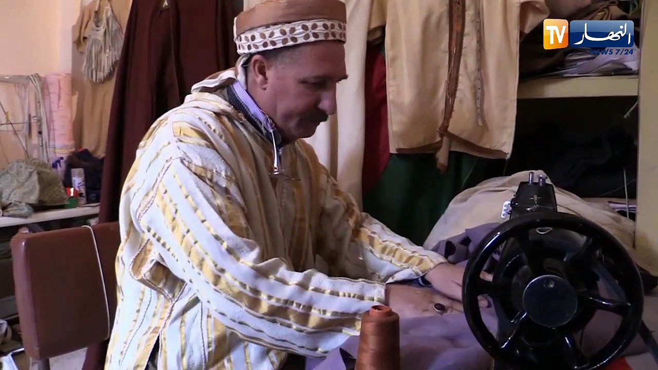 غليزان: الخياطة التقليدية للجلابة والقشابية حرفة عمي لخضر منذ عقود