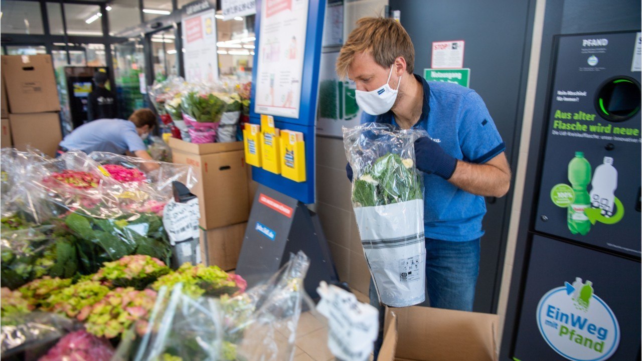 Pour Encourager Les Clients À Mettre Un Masque, Les Employés De Leclerc Se Mettent À Nu ! (1)