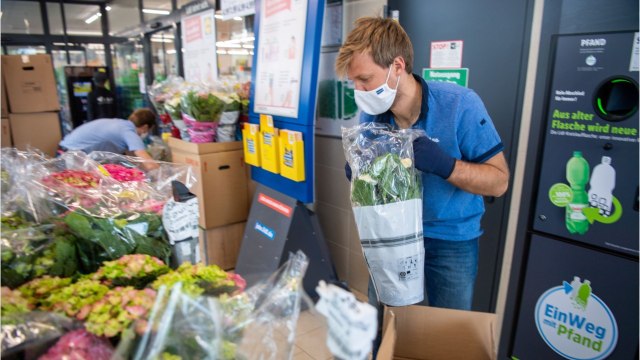 Pour Encourager Les Clients À Mettre Un Masque, Les Employés De Leclerc Se Mettent À Nu ! (1)