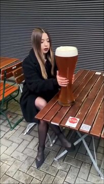 Boire une bière avec classe... ou pas