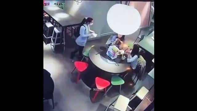 Cette fille est très douée pour voler discrètement des téléphones portables au restaurant !