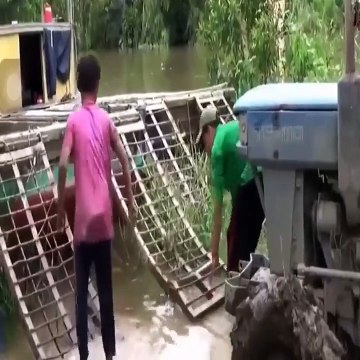 Ce jeune garçon fait monter un tracteur dans un bateau d'une façon géniale