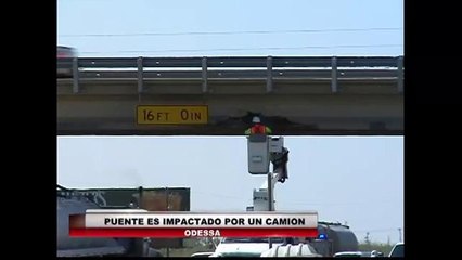 Puente es impactado por un camión
