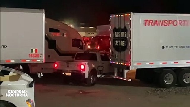 Al interior de la caja de un tráiler, fue localizado el cadáver de un hombre con huellas de violencia