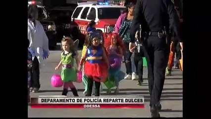 Departamento de Policía de Odessa reparte dulces