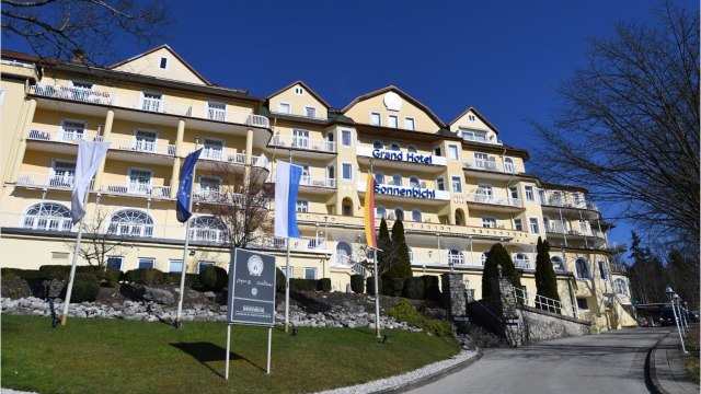 Le roi de Thaïlande s’enferme avec un harem de 20 femmes dans un hôtel allemand